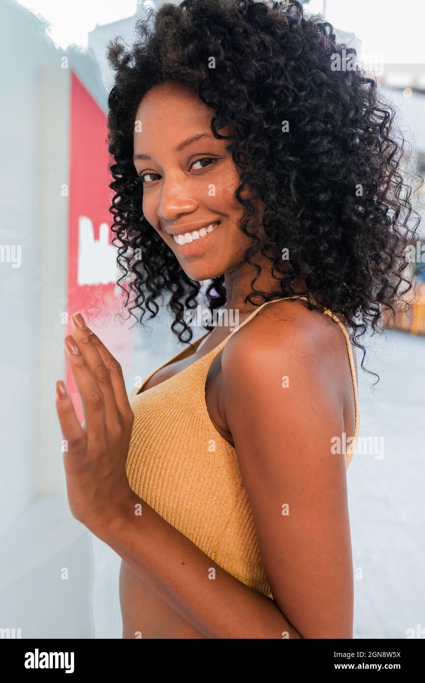 Beautiful black curly hair african Banque de photographies et d'images à  haute résolution - Alamy