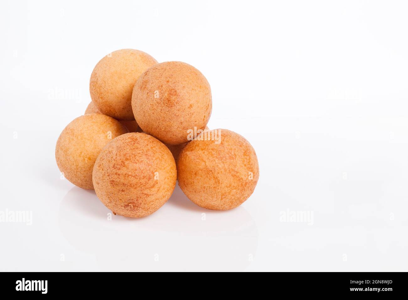 Fritter cuisine colombienne traditionnelle; photo sur fond blanc Banque D'Images