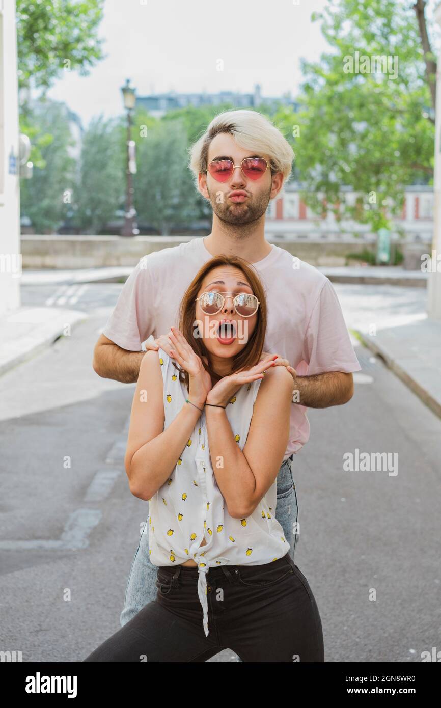 Une jeune femme et un ami gay debout dans la rue ensemble Banque D'Images
