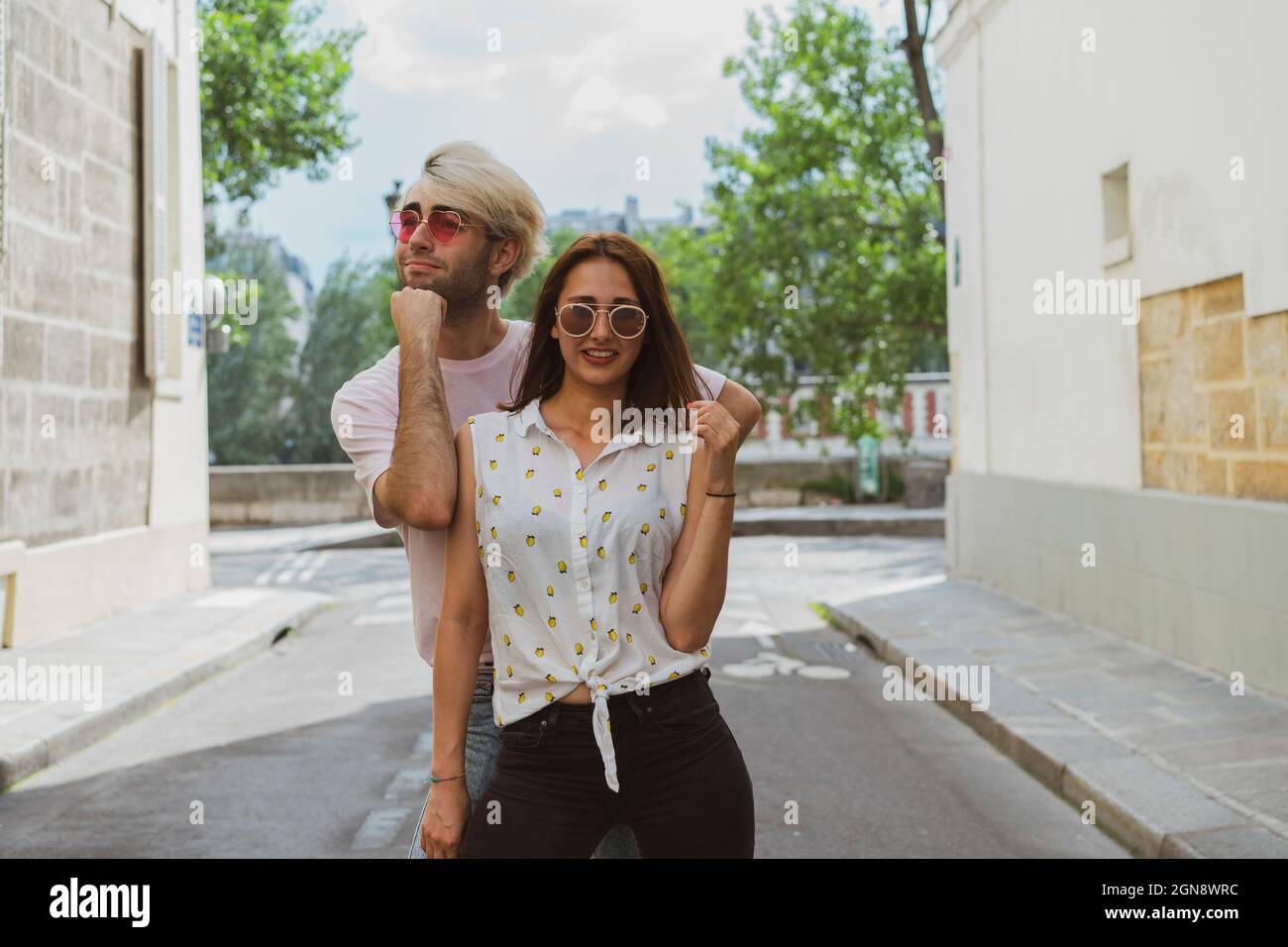 Jeune homme et jeune femme debout dans la rue Banque D'Images