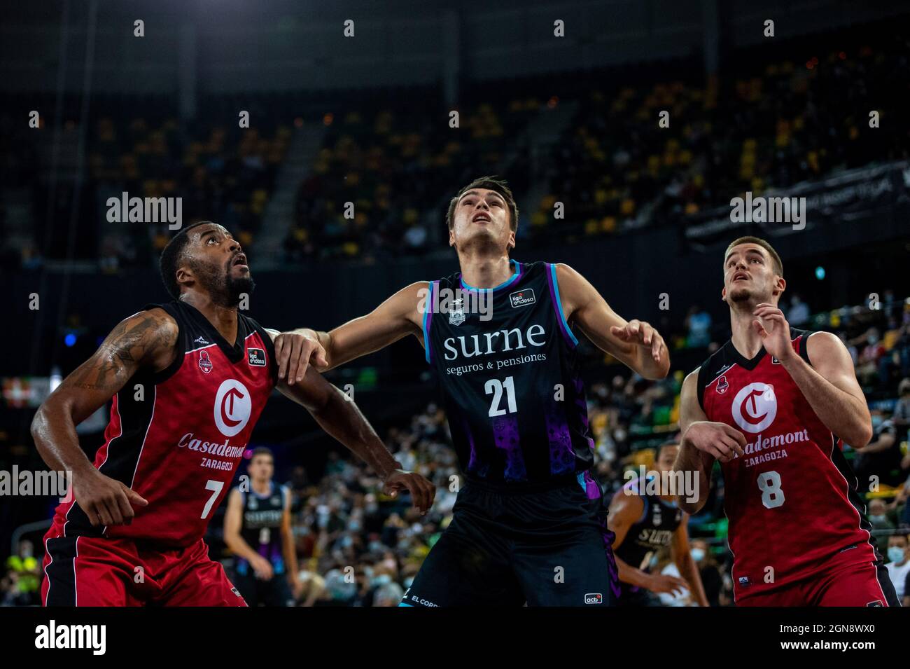 Bilbao, pays basque, ESPAGNE. 23 septembre 2021. Joueurs en attente de la rebountrairependant le match de la semaine 1 de la Ligue ACB entre Surne Bilbao basket et Casademont Zaragoza à Miribilla Bilbao Arena. (Image de crédit : © Edu Del Fresno/ZUMA Press Wire) Banque D'Images