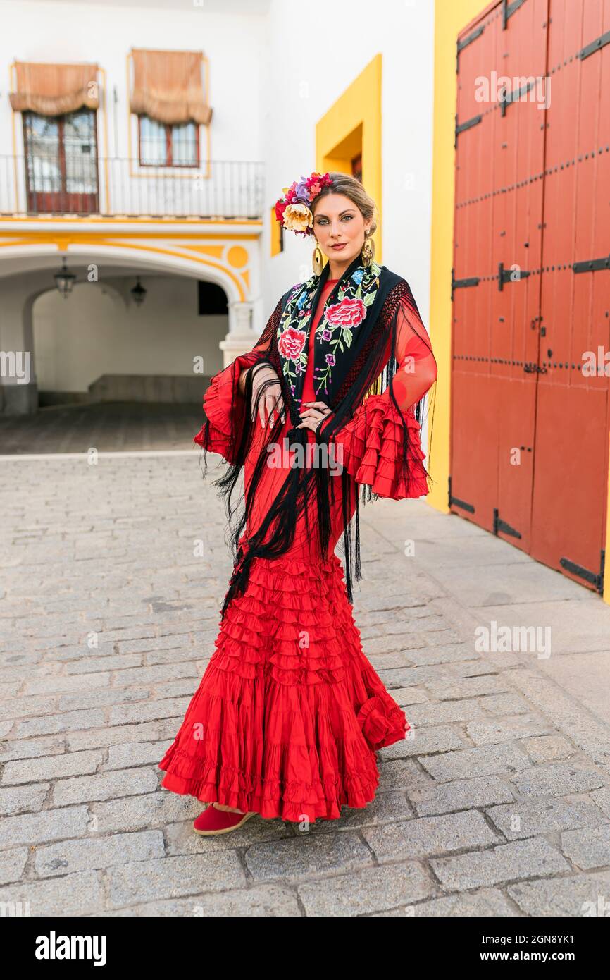 Femme flamenco se trouvant sur la Plaza de toros de la Real Maestranza de Caballeria de Sevilla, Espagne Banque D'Images