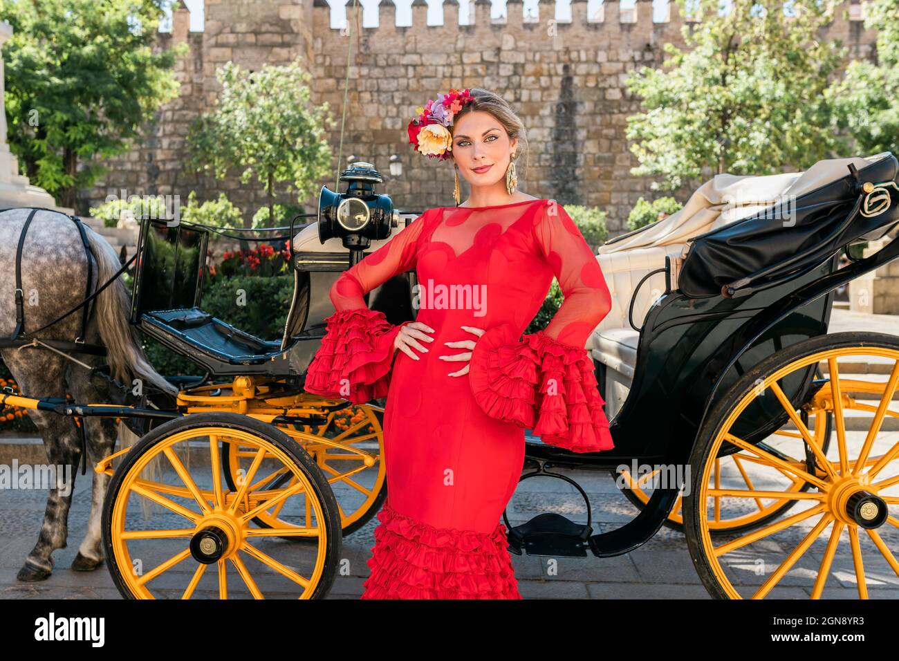 Danseuse de flamenco avec des mains sur la hanche debout à Plaza del Triunfo, Séville, Espagne Banque D'Images