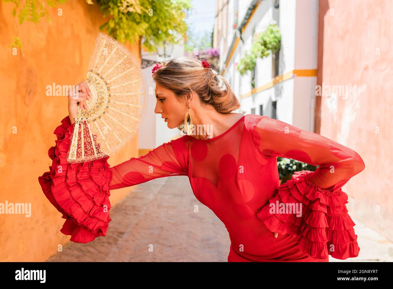 Danseuse de flamenco féminine avec danseuse de fan à la main à Alley Banque D'Images