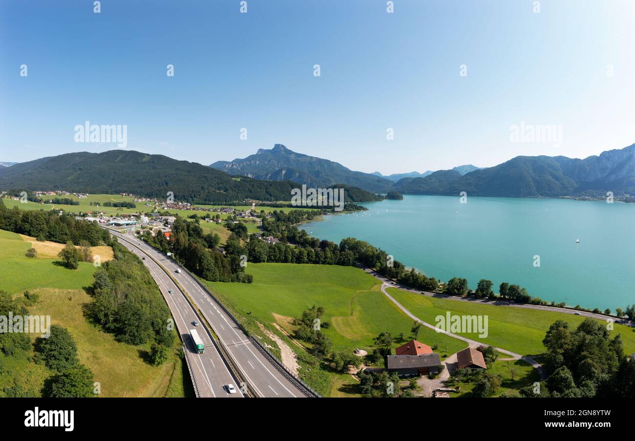 Vue de drone sur l'autoroute A1 et le lac Mondsee Banque D'Images