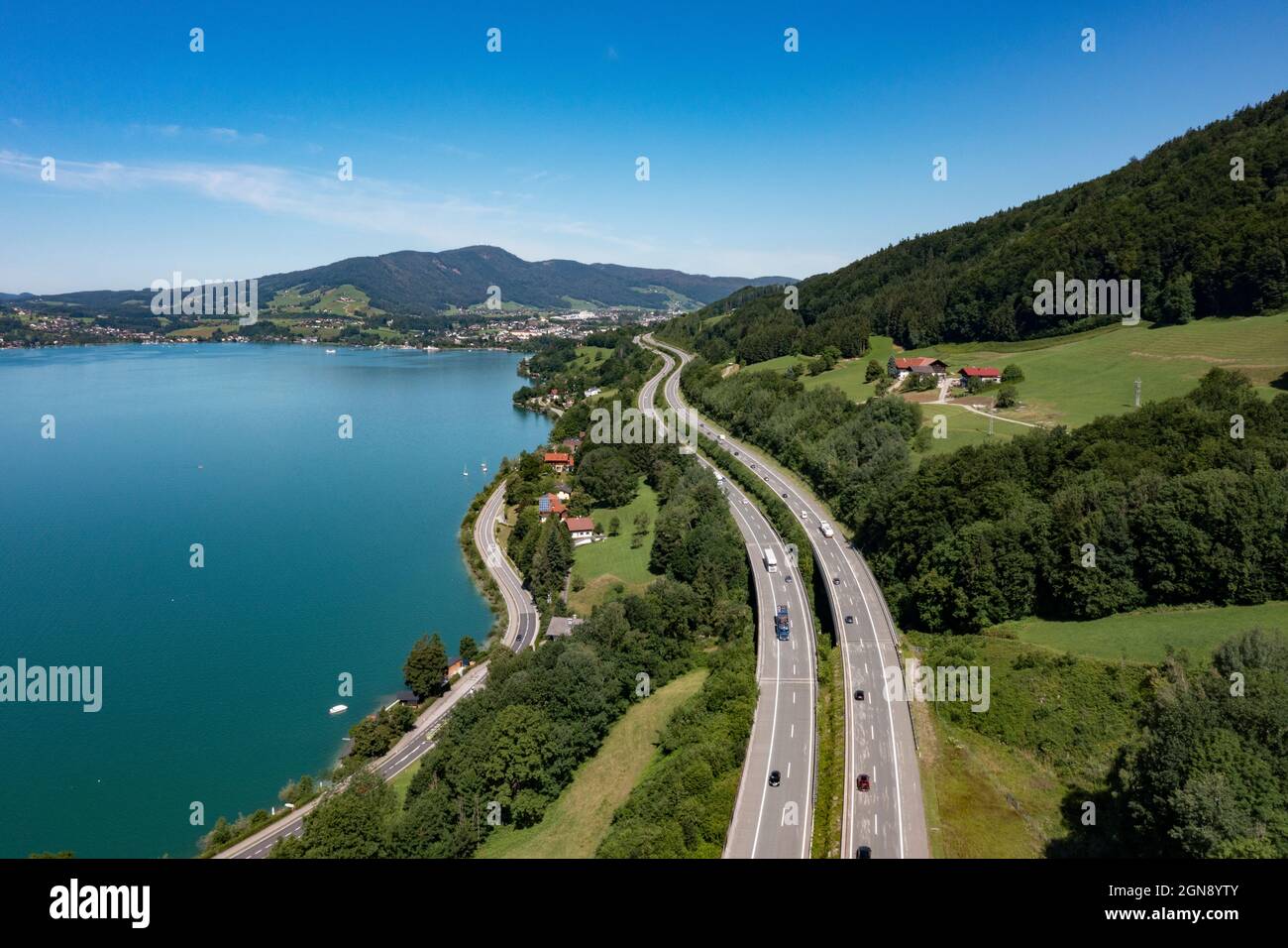 Vue de drone sur l'autoroute A1 et le lac Mondsee Banque D'Images