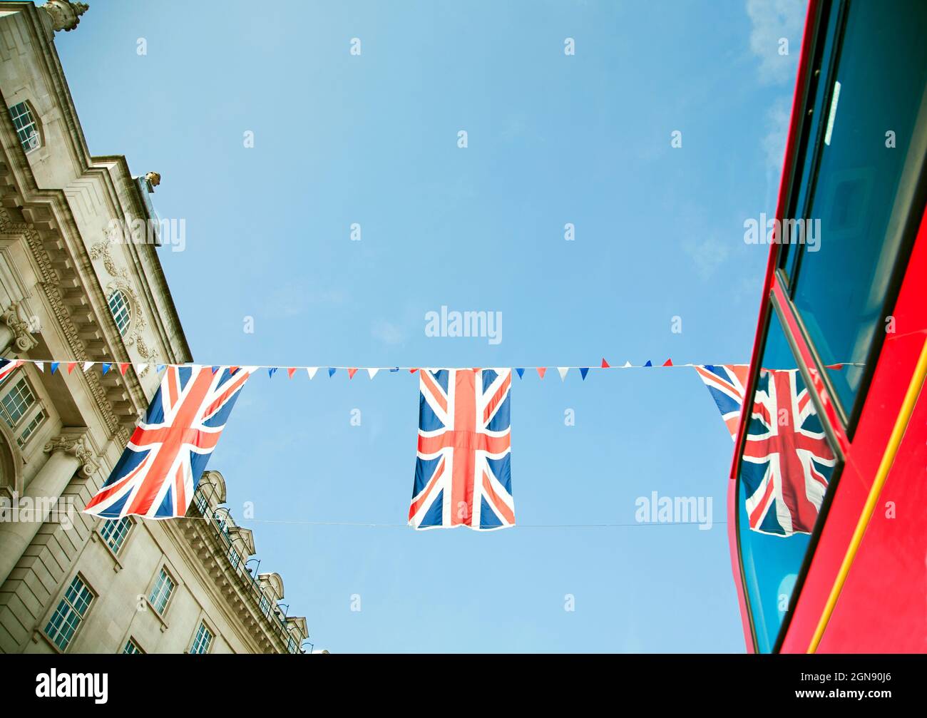 Drapeaux britanniques suspendus au ciel clair Banque D'Images