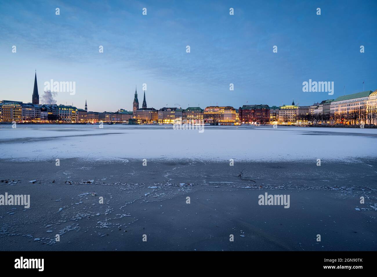 Allemagne, Hambourg, surface gelée du lac intérieur Alster à l'aube avec horizon de la ville en arrière-plan Banque D'Images