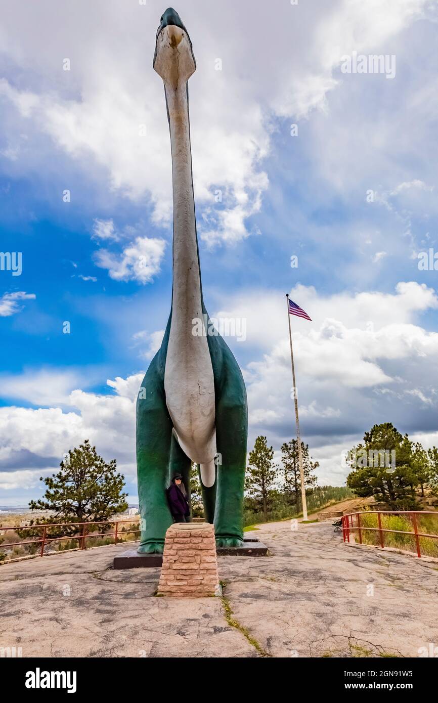 Apatosaurus dans le parc Dinosaur, une attraction familiale de bord de route construit par le WPA pendant la Grande Dépression à Rapid City, Dakota du Sud, États-Unis Banque D'Images