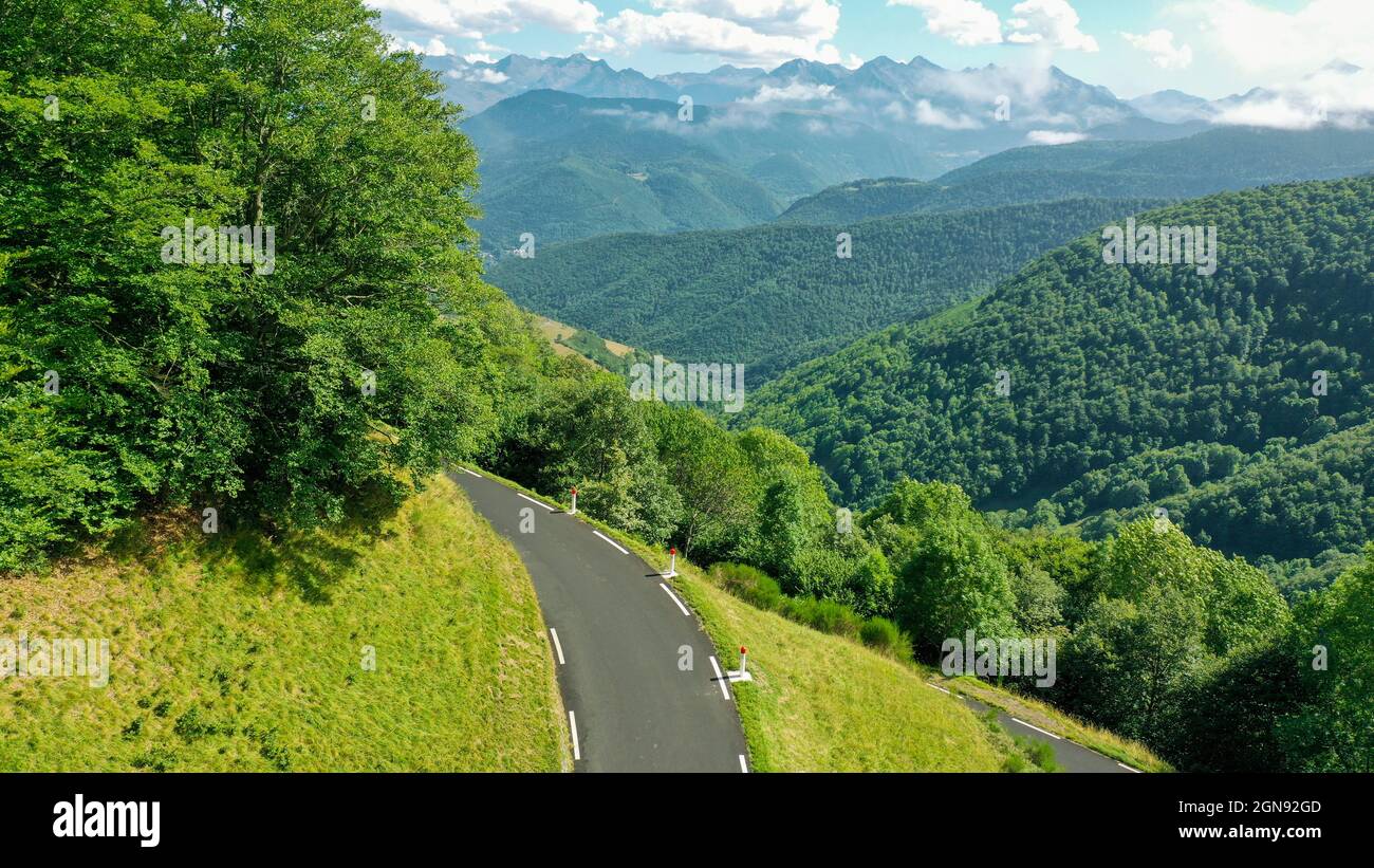Vue aérienne sur la route de montagne et la vallée verdoyante Banque D'Images