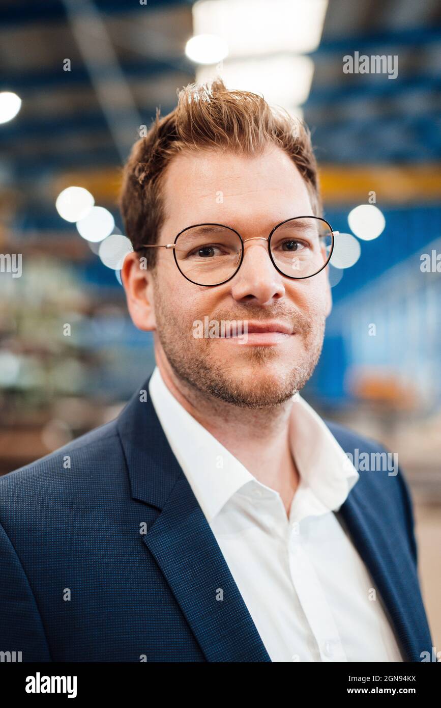 Homme d'affaires avec lunettes dans l'industrie de l'acier Banque D'Images