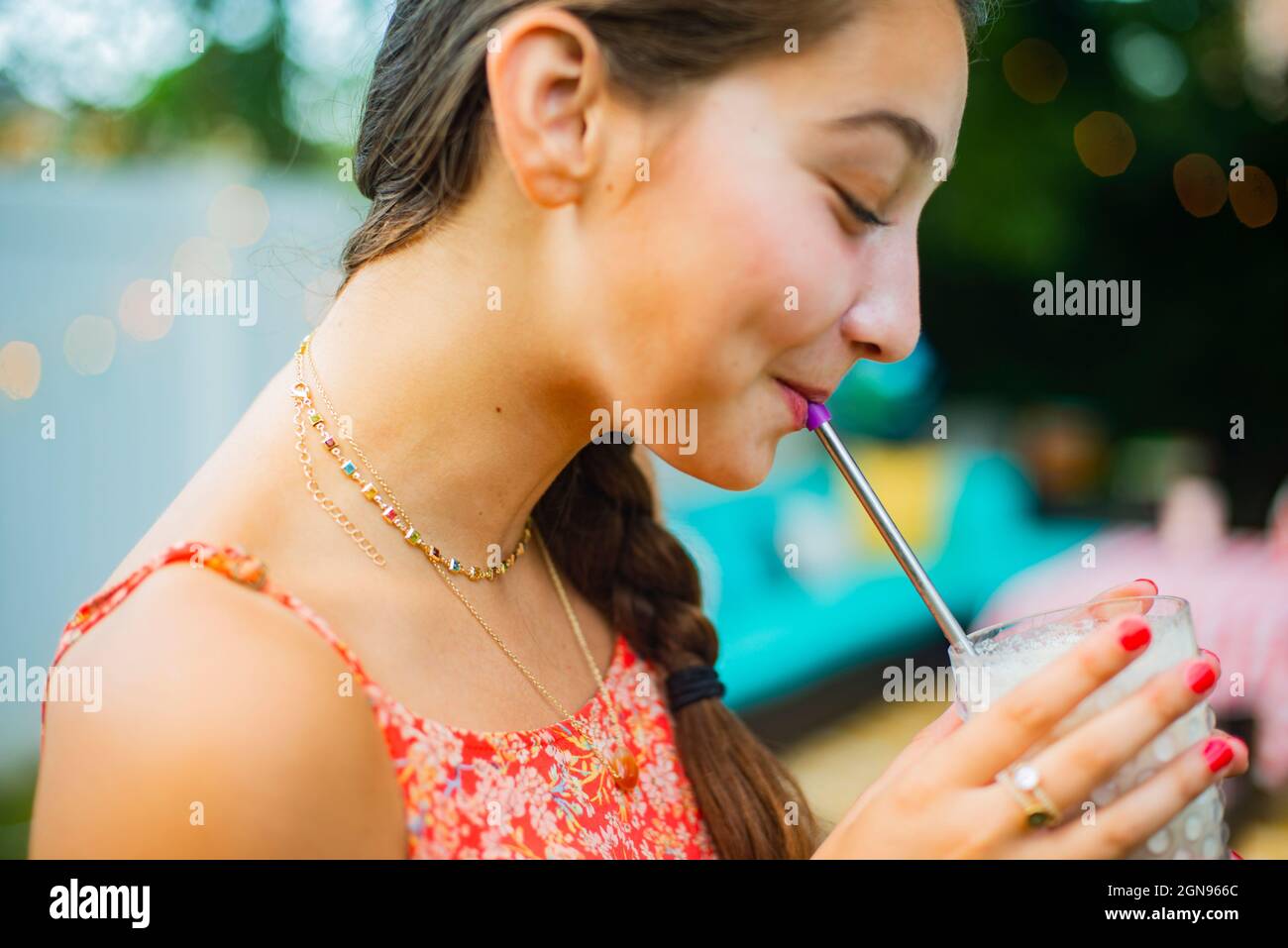 Portrait d'arrière-cour de la fille qui boit un milkshake Banque D'Images