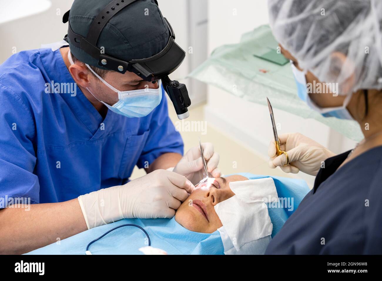 Opération de chirurgie plastique, modifiant la région de l'œil dans la clinique médicale Banque D'Images