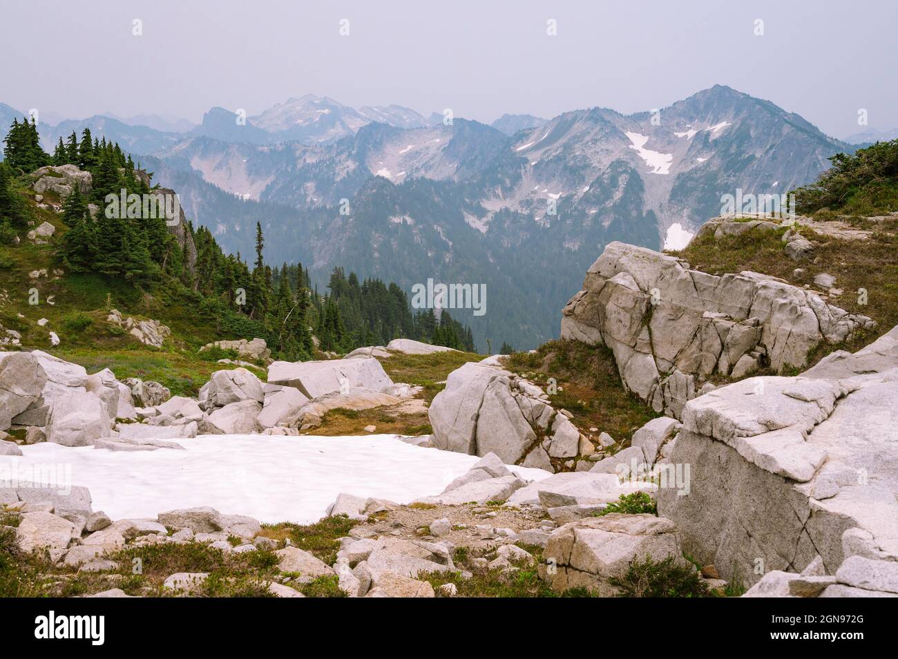 Montagnes brumeuses dans les lacs alpins sauvages Banque D'Images