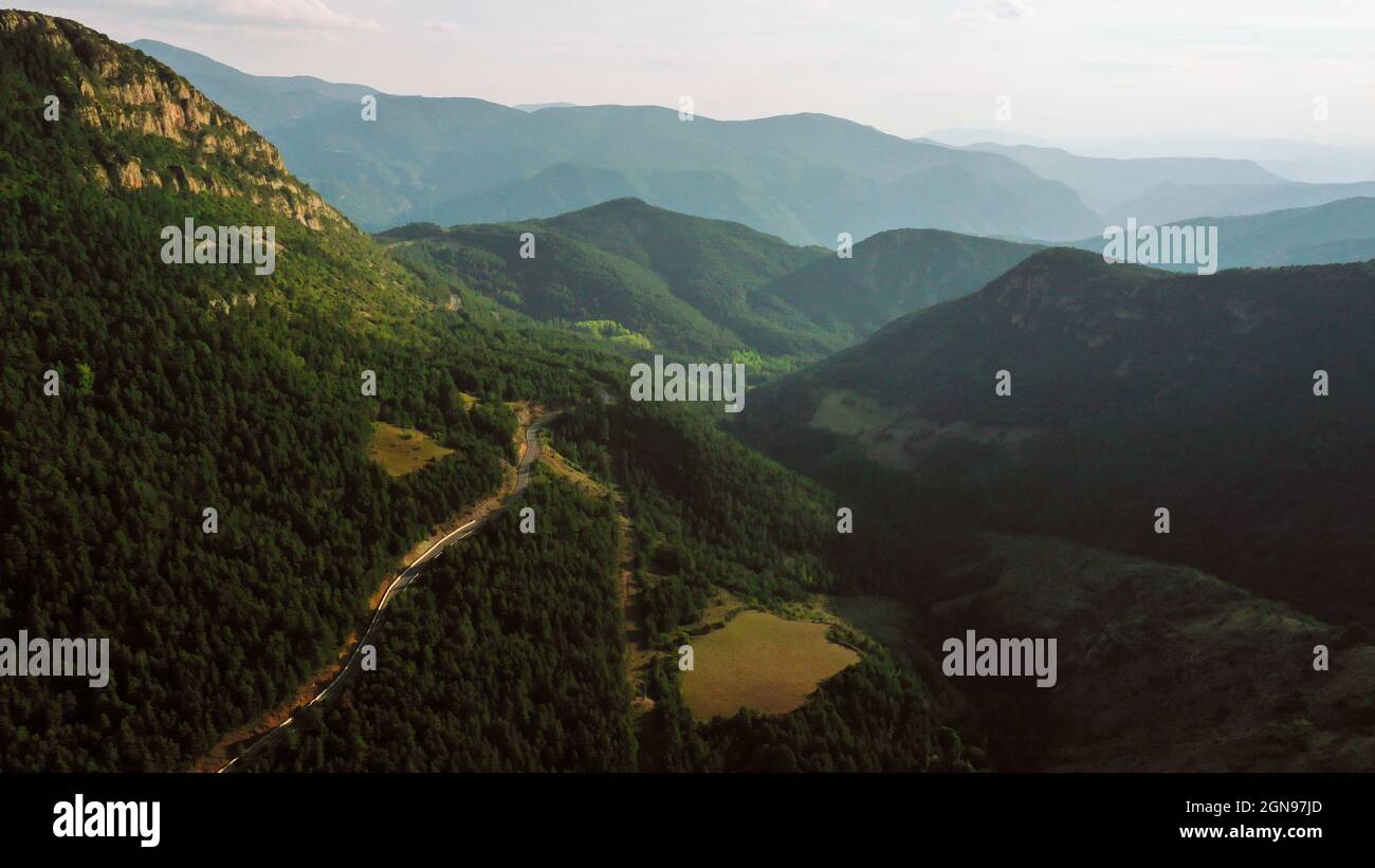 Vue sur la vallée boisée des Pyrénées Banque D'Images