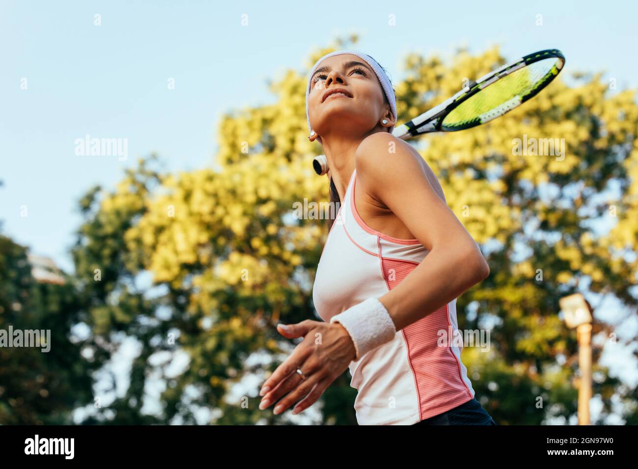 Sportswoman tenant une raquette de tennis sur un terrain de sport Banque D'Images