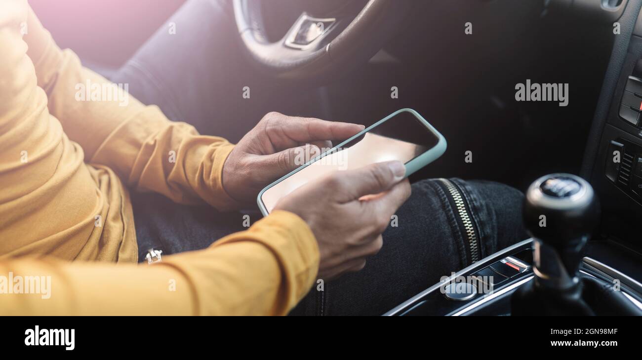 Homme avec masque de ravitaillement en gaz dans la voiture à la gare Banque D'Images