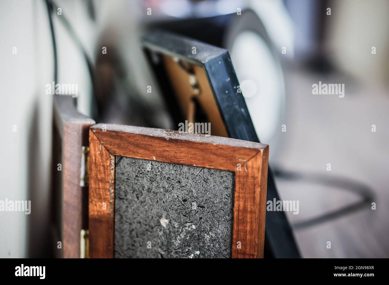 Gros plan de la poussière sur un cadre photo en bois Banque D'Images