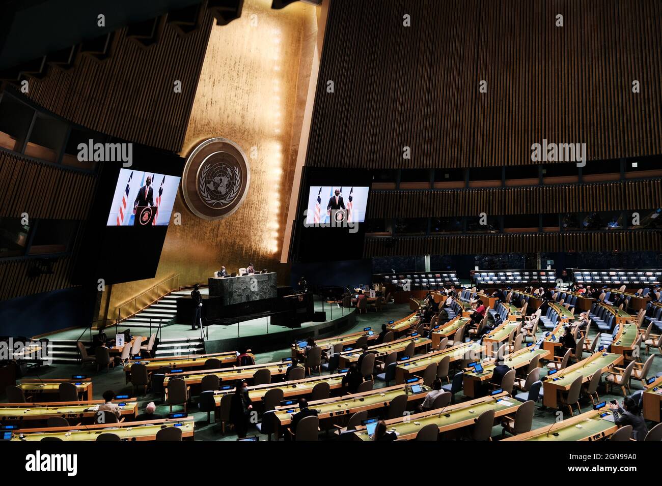 New York, États-Unis. 23 septembre 2021. Le Président du Libéria, George Weah, prononce un discours préenregistré à la 76e session de l'Assemblée générale des Nations Unies (AGNU), au siège de l'ONU, le 23 septembre 2021, à New York. Photo de piscine par Spencer Platt/UPI crédit: UPI/Alamy Live News Banque D'Images