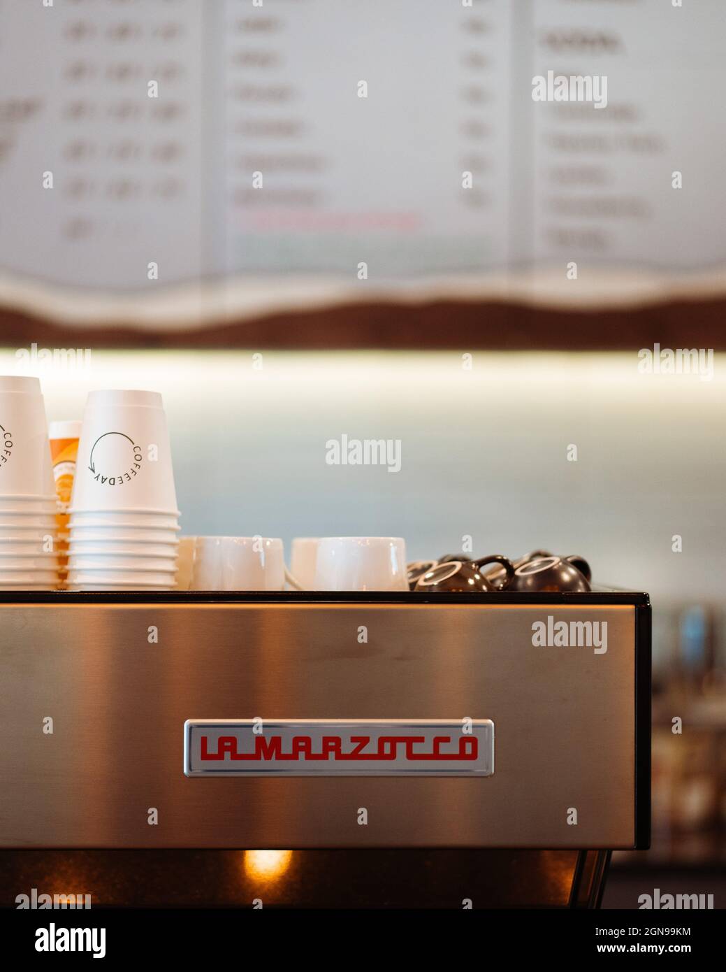 Cafetière dans un café avec tasses Banque D'Images Cafetière dans un café avec tasses Banque D'Images