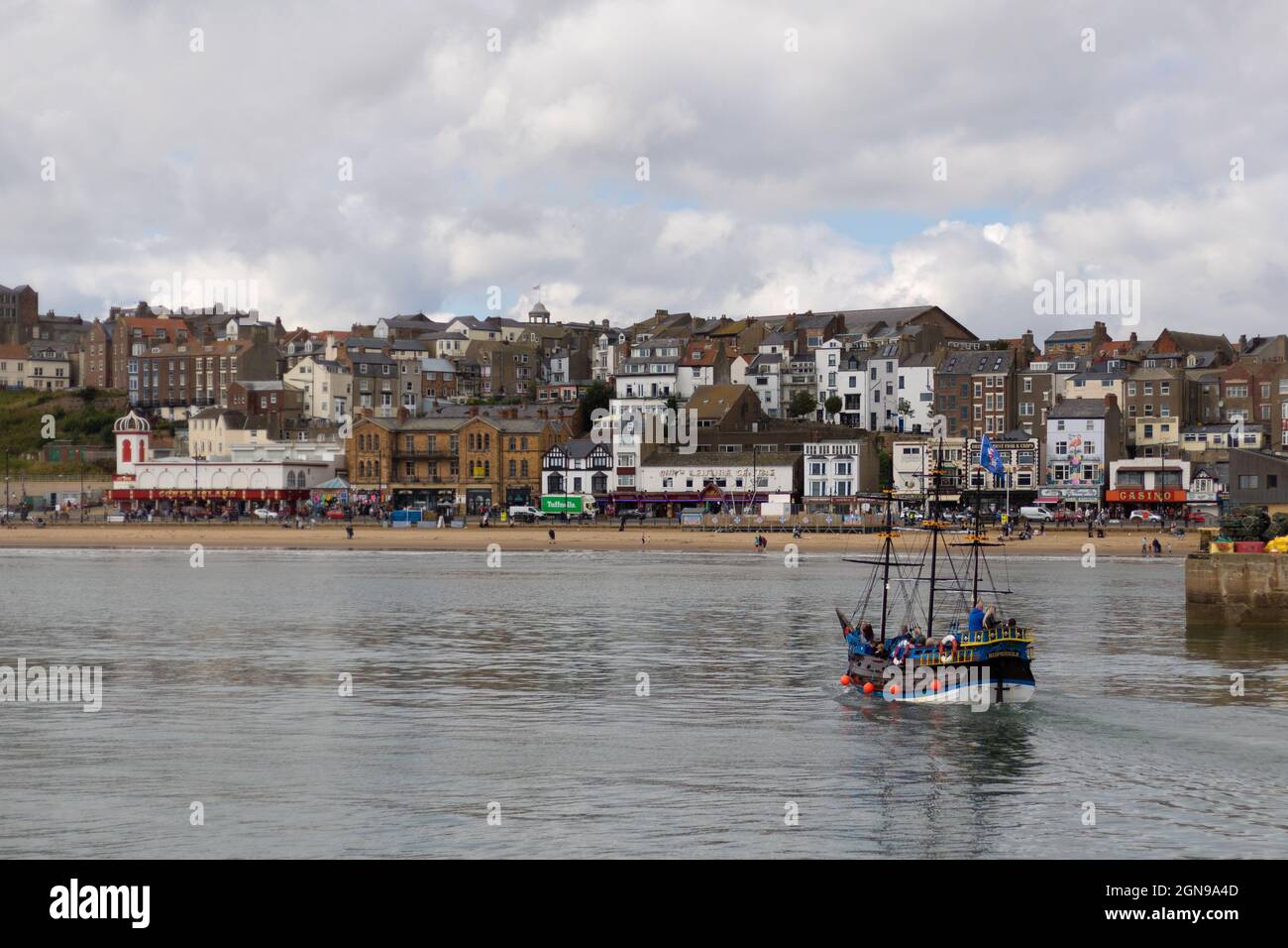 Port de Scarborough. Un galion motorisé emmène les touristes autour du port. Banque D'Images