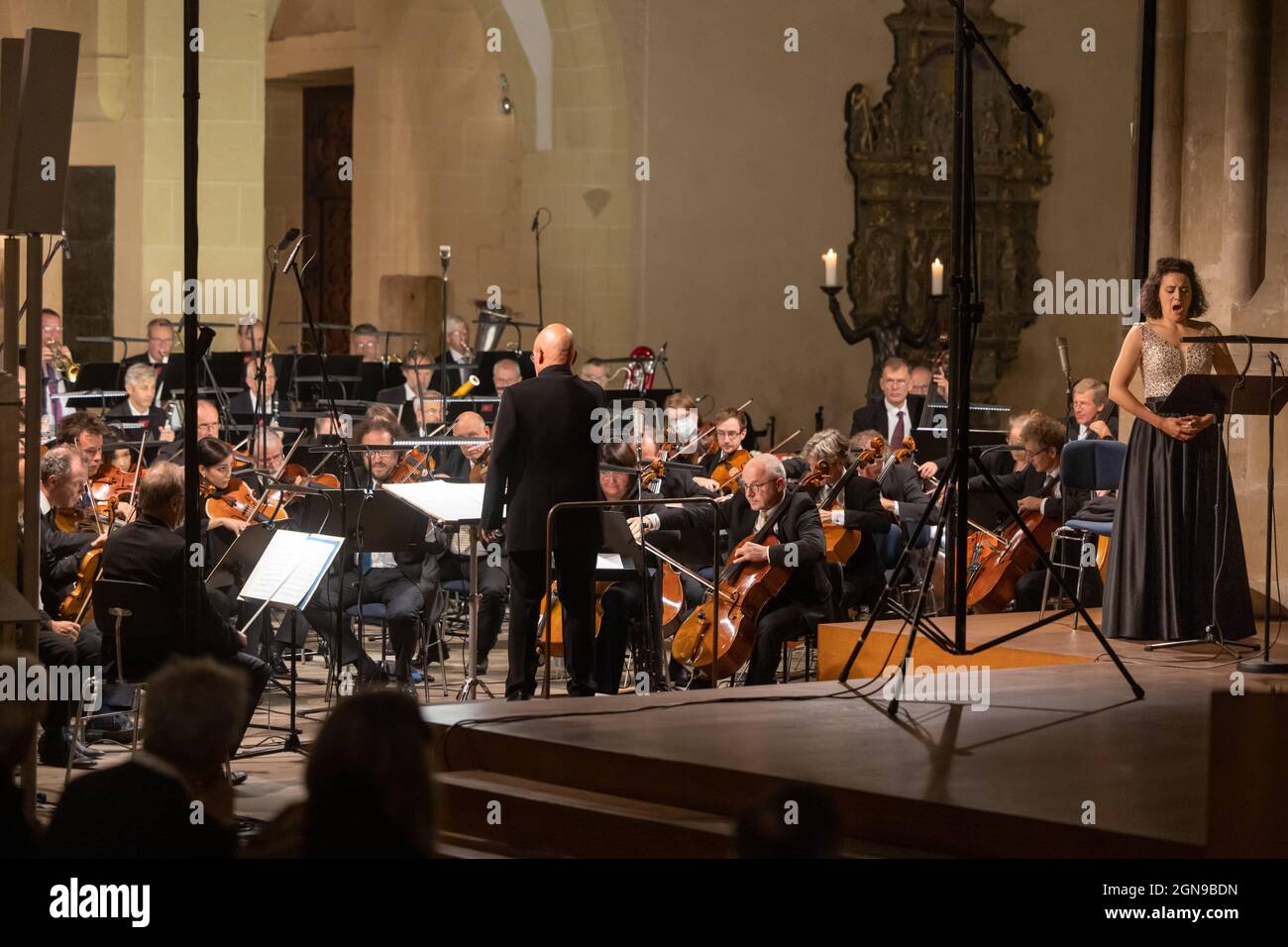 Erfurt, Allemagne. 23 septembre 2021. L'Orchestre symphonique de MDR sous la direction de Dennis Russell Davies, chef d'orchestre, et Solenn Lavanant Linke, mezzo-soprano, exécutent la Symphonie « Jeremiah » de Leonard Bernstein, numéro 1, dans la cathédrale Sainte-Marie, avant la première mondiale « Requiem for the Unknown persécuté ». La première de l'œuvre symphonique vocale redécouverte de Hans Heller est également le point culminant du festival d'Achava Thuringe 202. Credit: Michael Reichel/dpa/Alay Live News Banque D'Images