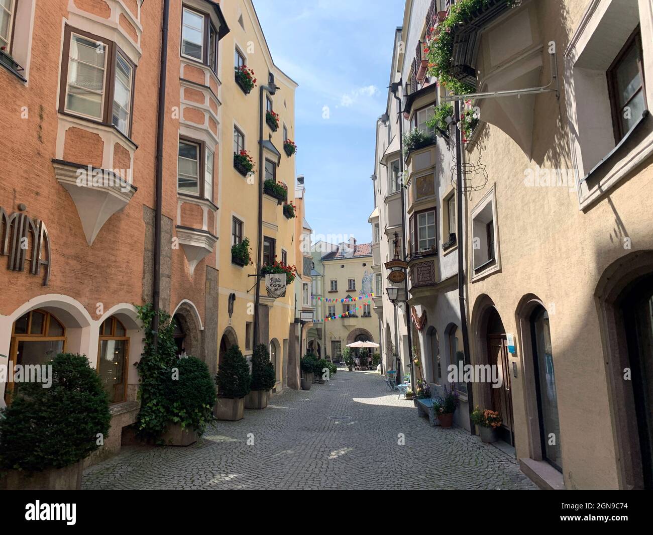 Les rues étroites de la salle historique et traditionnelle du Tyrol en Autriche Banque D'Images