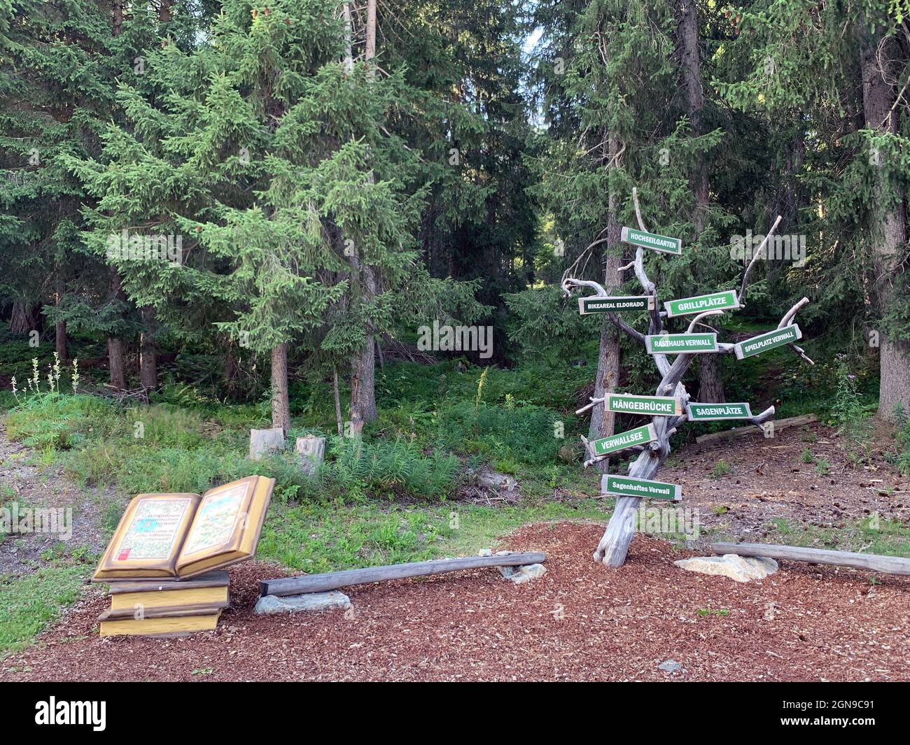 Le livre et l'arbre narrating le conte de fées de la vallée en Autriche Banque D'Images