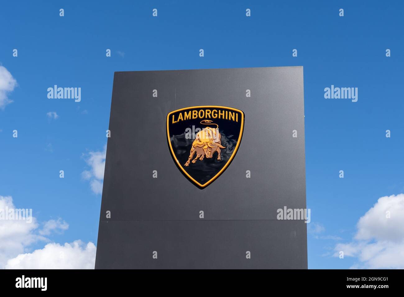 Montréal, QC, Canada - 3 septembre 2021 : un panneau lamborghini avec un ciel bleu en arrière-plan. Banque D'Images Montréal, QC, Canada - 3 septembre 2021 : un panneau lamborghini avec un ciel bleu en arrière-plan. Banque D'Images