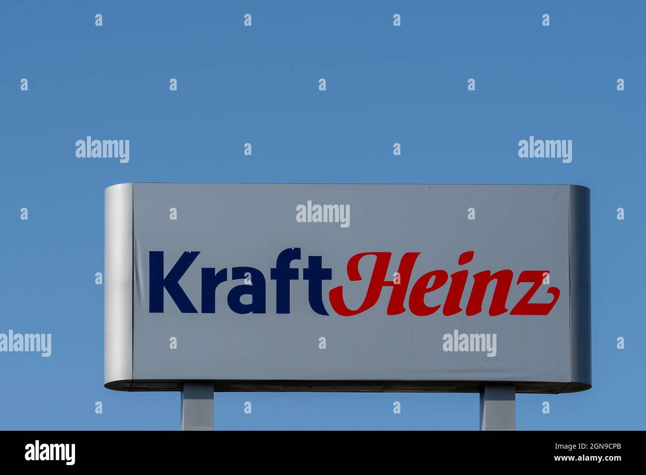 Mont-Royal, Montréal, QC, Canada - le 4 septembre 2021 : affiche Kraft Heinz avec ciel bleu en arrière-plan à leur usine de Montréal, QC, Canada. Banque D'Images Mont-Royal, Montréal, QC, Canada - le 4 septembre 2021 : affiche Kraft Heinz avec ciel bleu en arrière-plan à leur usine de Montréal, QC, Canada. Banque D'Images