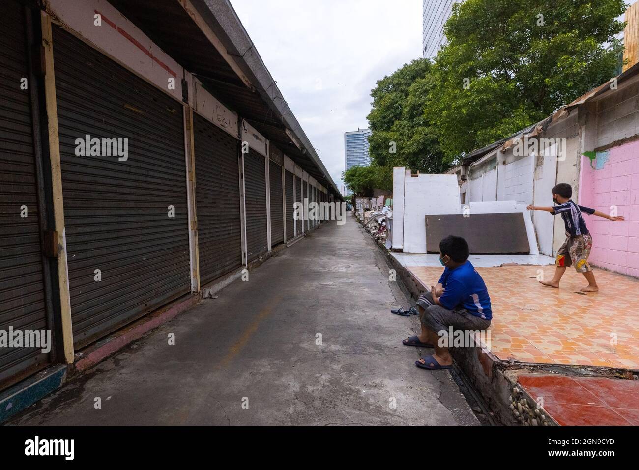 Bangkok, Thaïlande. 23 septembre 2021. On voit des enfants jouer autour d'un marché vide. Le marché de Khlong San Plaza est déconstruit et remis à State Railway de Thaïlande après la fin de son contrat de location. Crédit : SOPA Images Limited/Alamy Live News Banque D'Images