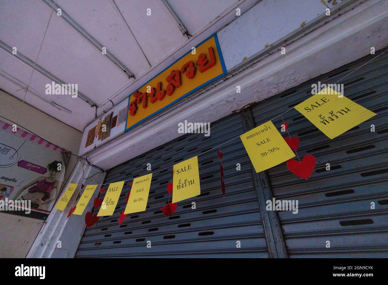 Bangkok, Thaïlande. 23 septembre 2021. Un magasin fermé vu avec des affiches de vente. Le marché de Khlong San Plaza est déconstruit et remis à State Railway de Thaïlande après la fin de son contrat de location. (Photo de Phobthum Yingpaiboonsuk/SOPA Images/Sipa USA) Credit: SIPA USA/Alay Live News Banque D'Images