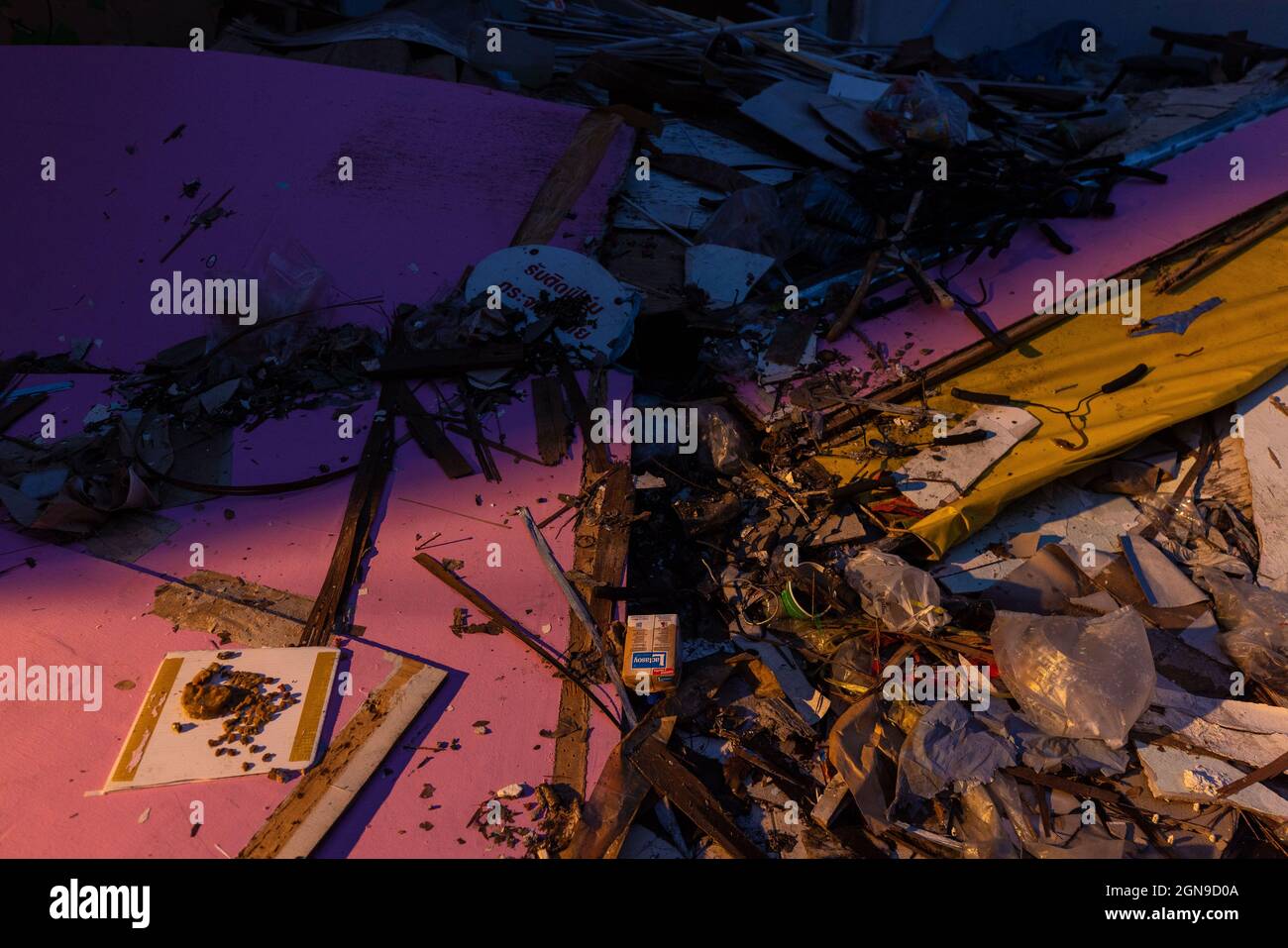 Bangkok, Thaïlande. 23 septembre 2021. Des déchets et des débris sont visibles après avoir été démolis. Le marché de Khlong San Plaza est déconstruit et remis à State Railway de Thaïlande après la fin de son contrat de location. (Photo de Phobthum Yingpaiboonsuk/SOPA Images/Sipa USA) Credit: SIPA USA/Alay Live News Banque D'Images
