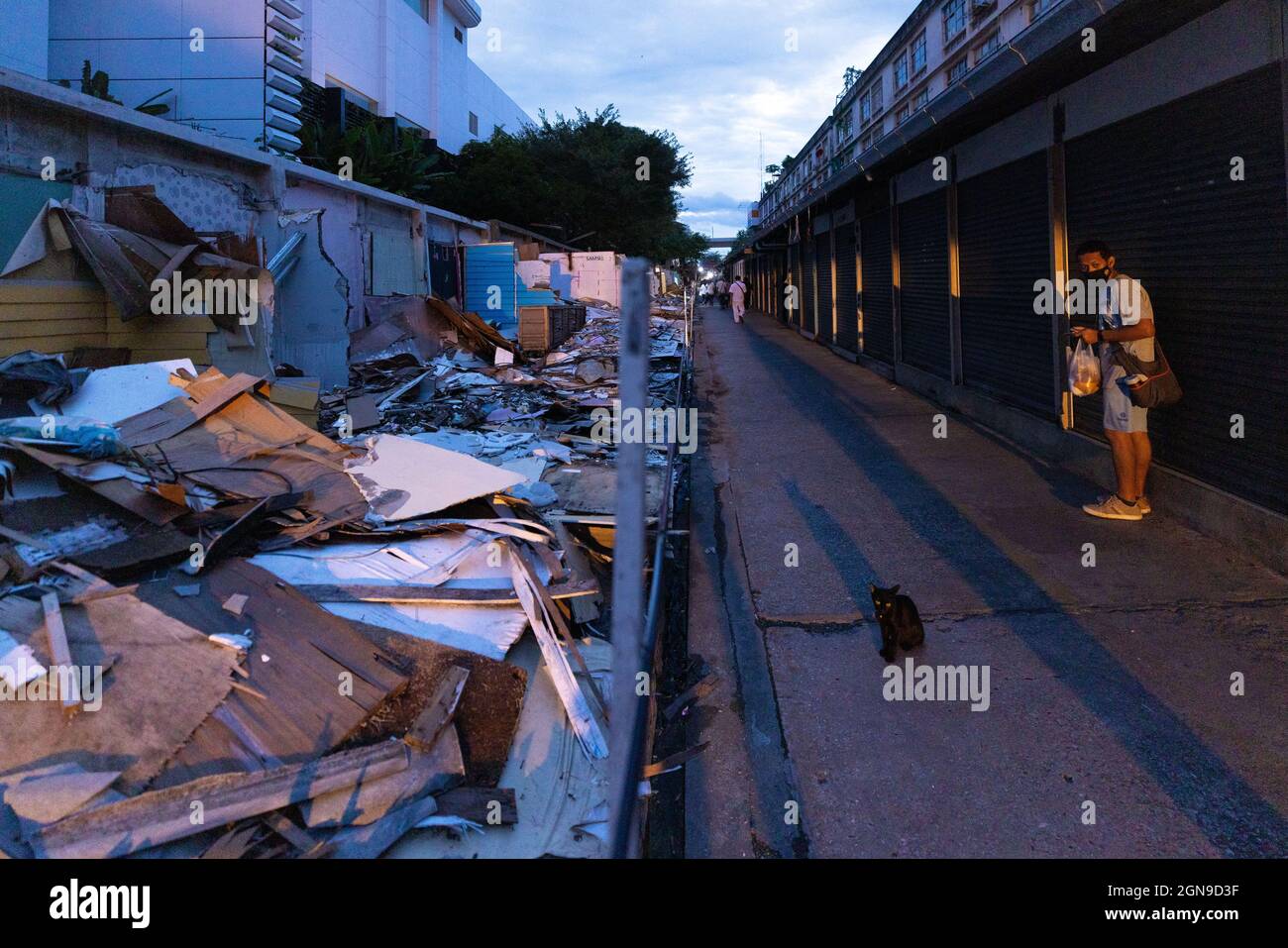 Bangkok, Thaïlande. 23 septembre 2021. Un homme est vu debout sur un marché vide. Le marché de Khlong San Plaza est déconstruit et remis à State Railway de Thaïlande après la fin de son contrat de location. Crédit : SOPA Images Limited/Alamy Live News Banque D'Images