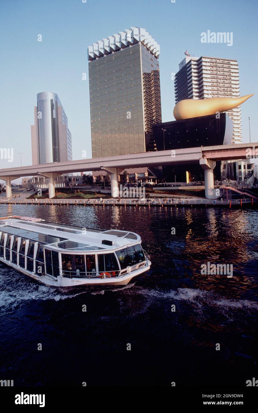 Japon. Tokyo. Gratte-ciel de Sumida City et bateau de croisière sur la rivière. années 1980. Banque D'Images
