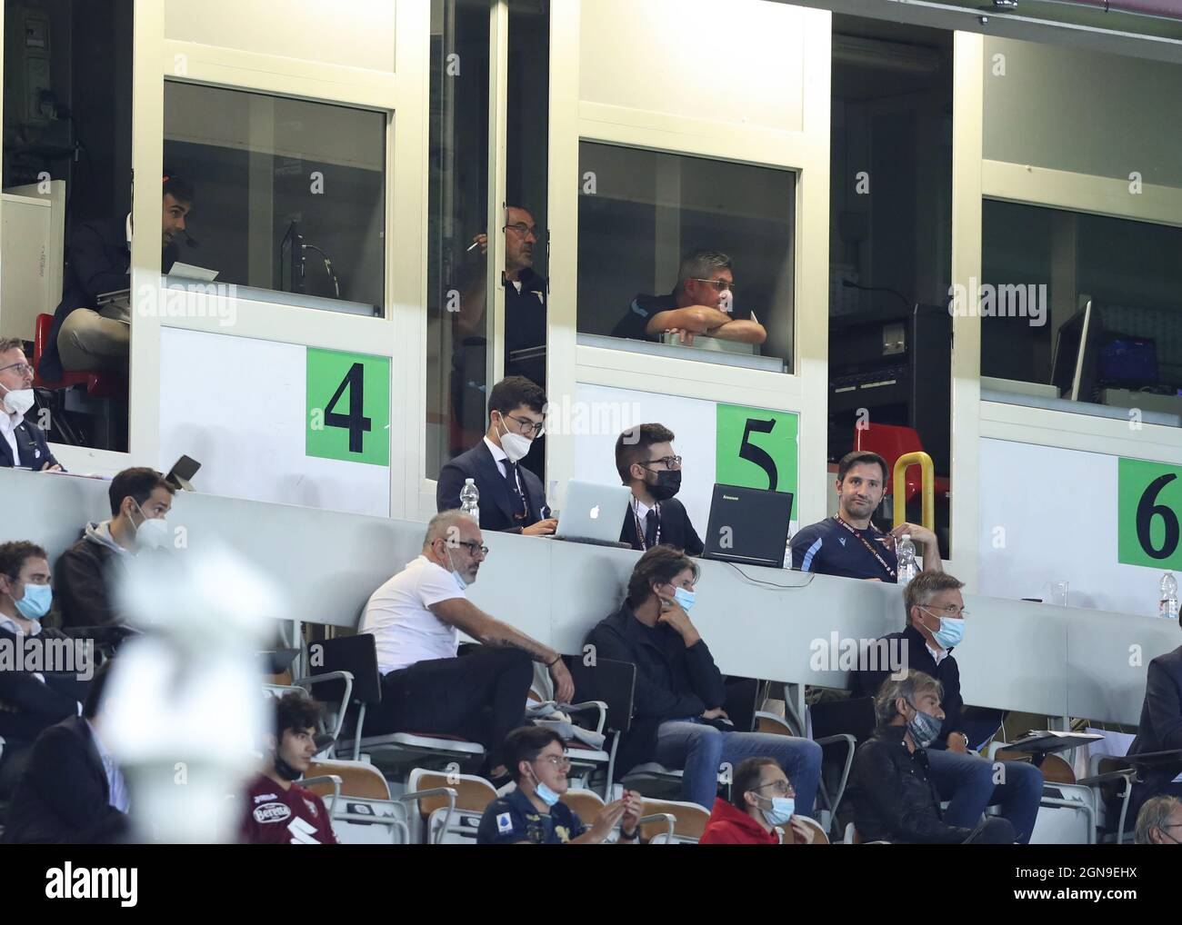 Turin, Italie. 23 septembre 2021. Maurizio Sarri l'entraîneur-chef de SS Lazio ouvre la porte d'une boîte de presse remplie de fumée pour laisser entrer un peu d'air en regardant avec son entraîneur technique Gianni Picchioni tout en servant une interdiction de touchlin pendant le match de série A au Stadio Grande Torino, Turin. Crédit photo à lire: Jonathan Moscrop/Sportimage crédit: Sportimage/Alay Live News Banque D'Images