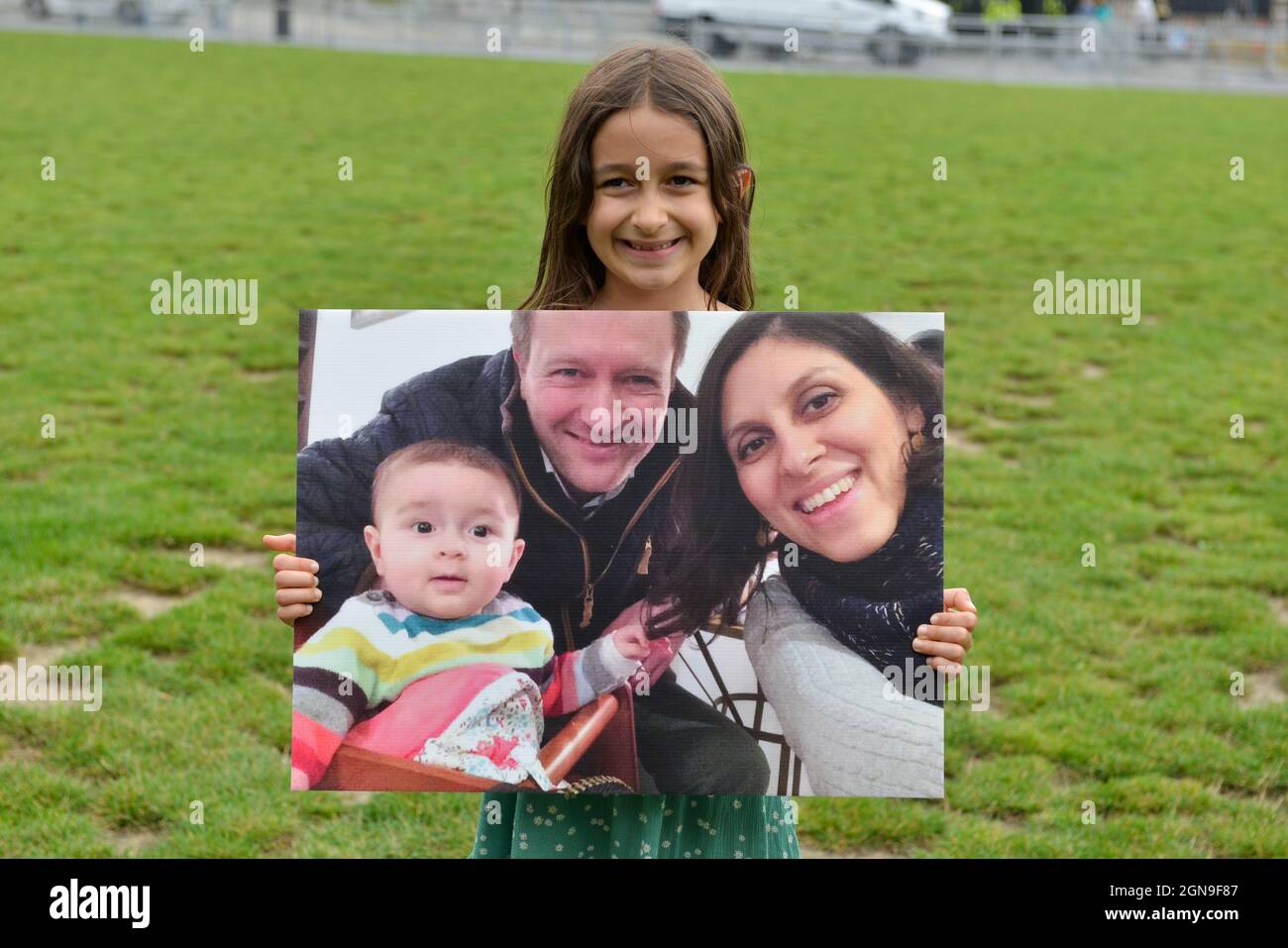 Londres, Royaume-Uni. 23 septembre 2021. Gabriella Ratcliffe tient une photo pendant la session. La rencontre avec les journalistes a eu lieu sur la place du Parlement pour marquer le 2000e jour de détention de Nazanin Zaghari-Ratcliffe en Iran. (Photo de Thomas Krych/SOPA Images/Sipa USA) crédit: SIPA USA/Alay Live News Banque D'Images