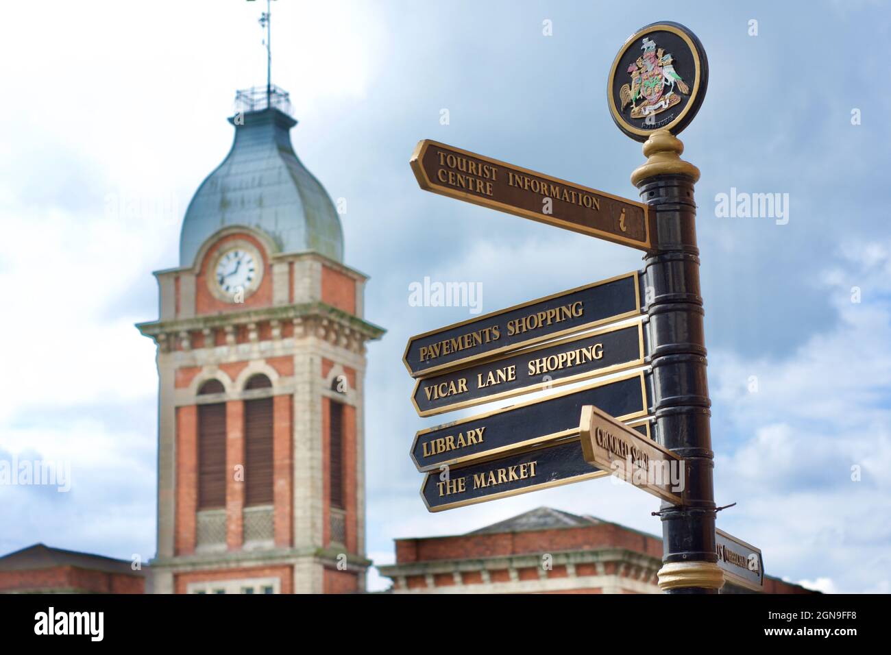 Panneau de rue du centre-ville de Chesterfield en face du Market Hall, indiquant la Bibliothèque, le Crooked Spire, les trottoirs, Vicar Lane et le marché. Banque D'Images