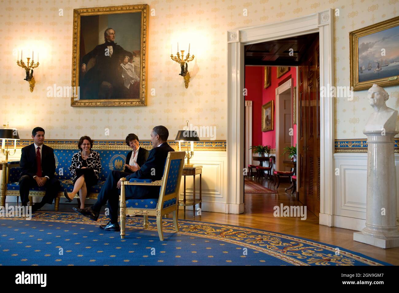 Le président Barack Obama s'entretient avec la conseillère principale, Valérie Jarrett, Cecilia Munoz, et TK, dans la salle bleue de la Maison Blanche, avant sa réunion avec le Caucus du Congrès hispanique, le 29 juin 2010. (Photo officielle de la Maison Blanche par Pete Souza) Banque D'Images