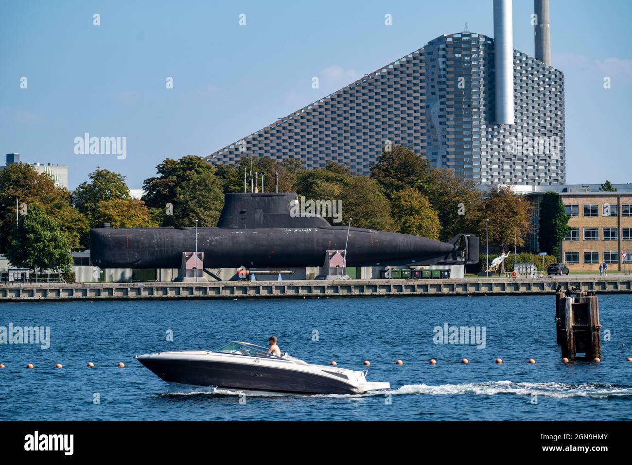 CopenHill, usine d'incinération des déchets et piste de ski artificielle, 90 mètres de haut et 400 mètres de long sur gazon artificiel, région navale de Holmen, Copenhague Banque D'Images