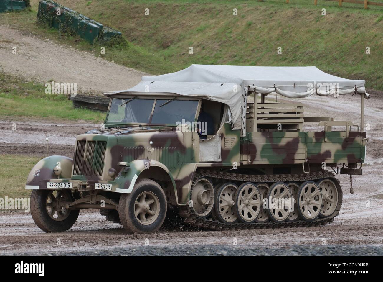 Une demi-piste WW2 German SD.kfz 8 lors d'une démonstration au Bovington Tank Museum, Dorset, Royaume-Uni Banque D'Images