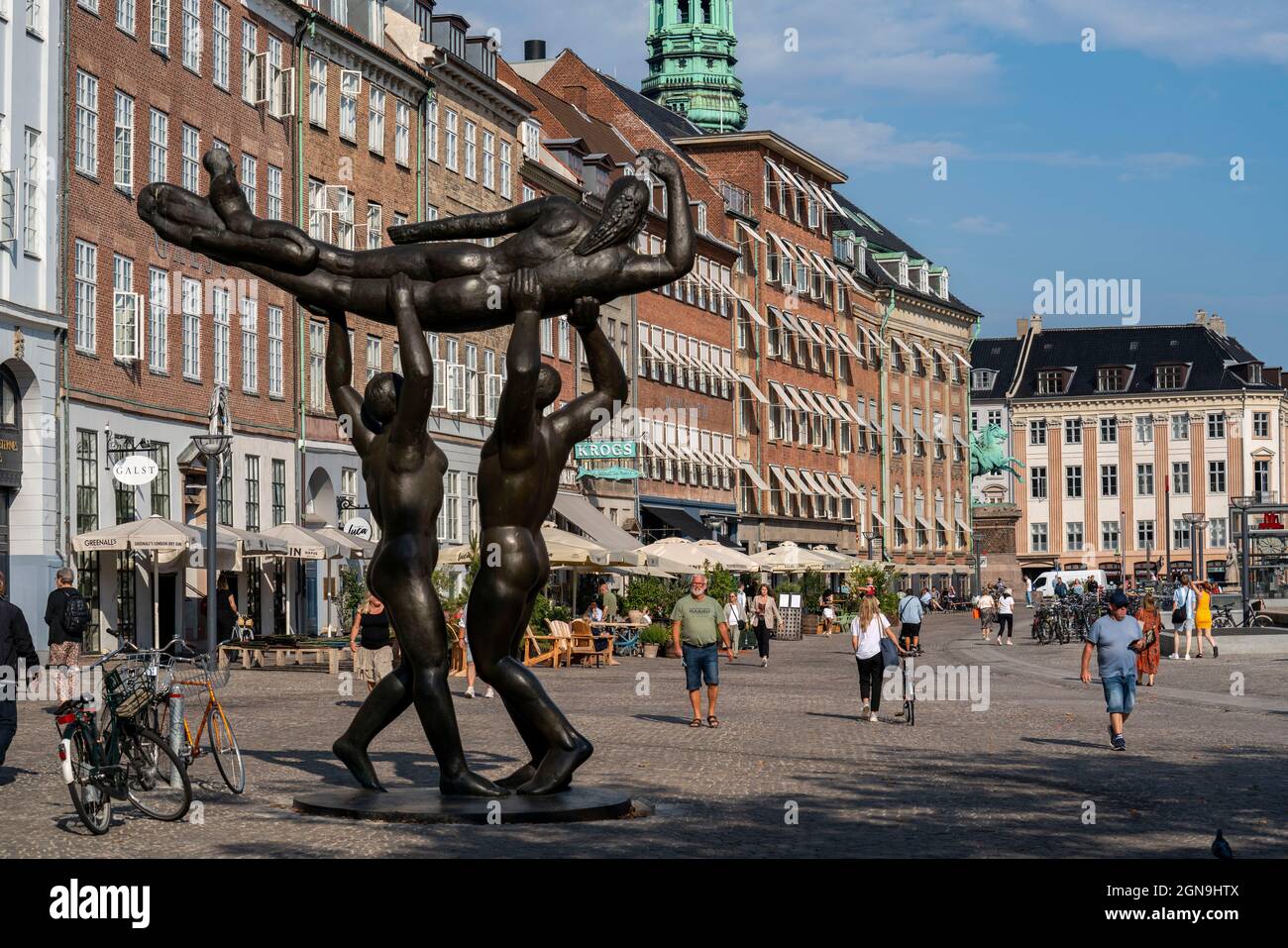 Gammel Strand Square, Slægt Løfter Slægt , sculpture en bronze de l'artiste danois Svend Wiig Hansen, Copenhague, Danemark, Banque D'Images