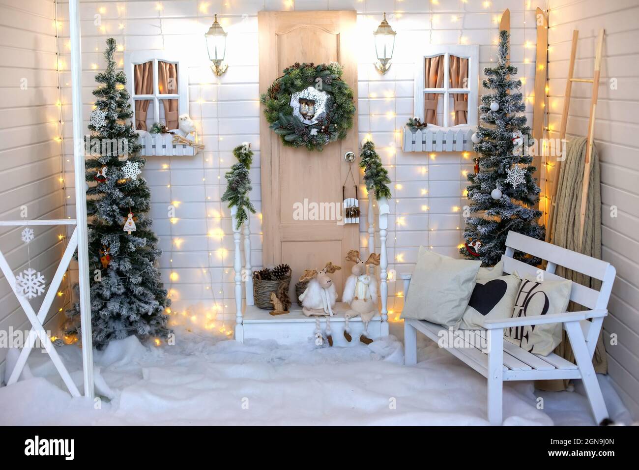 Intérieur de Noël pour une séance photo en blanc. Banque D'Images