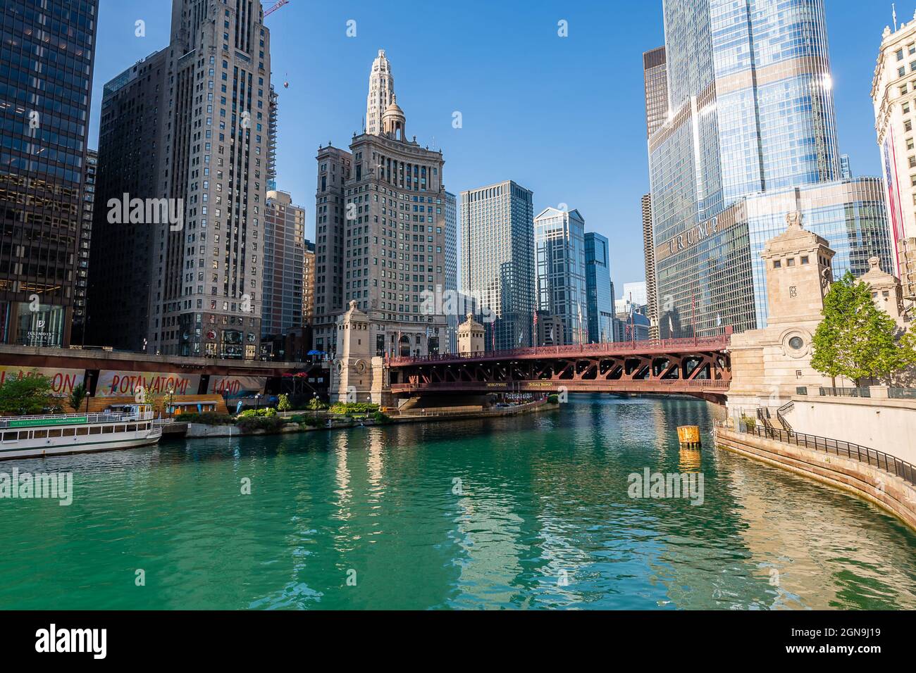 Rafraîchissements dans la rivière Chicago Banque D'Images