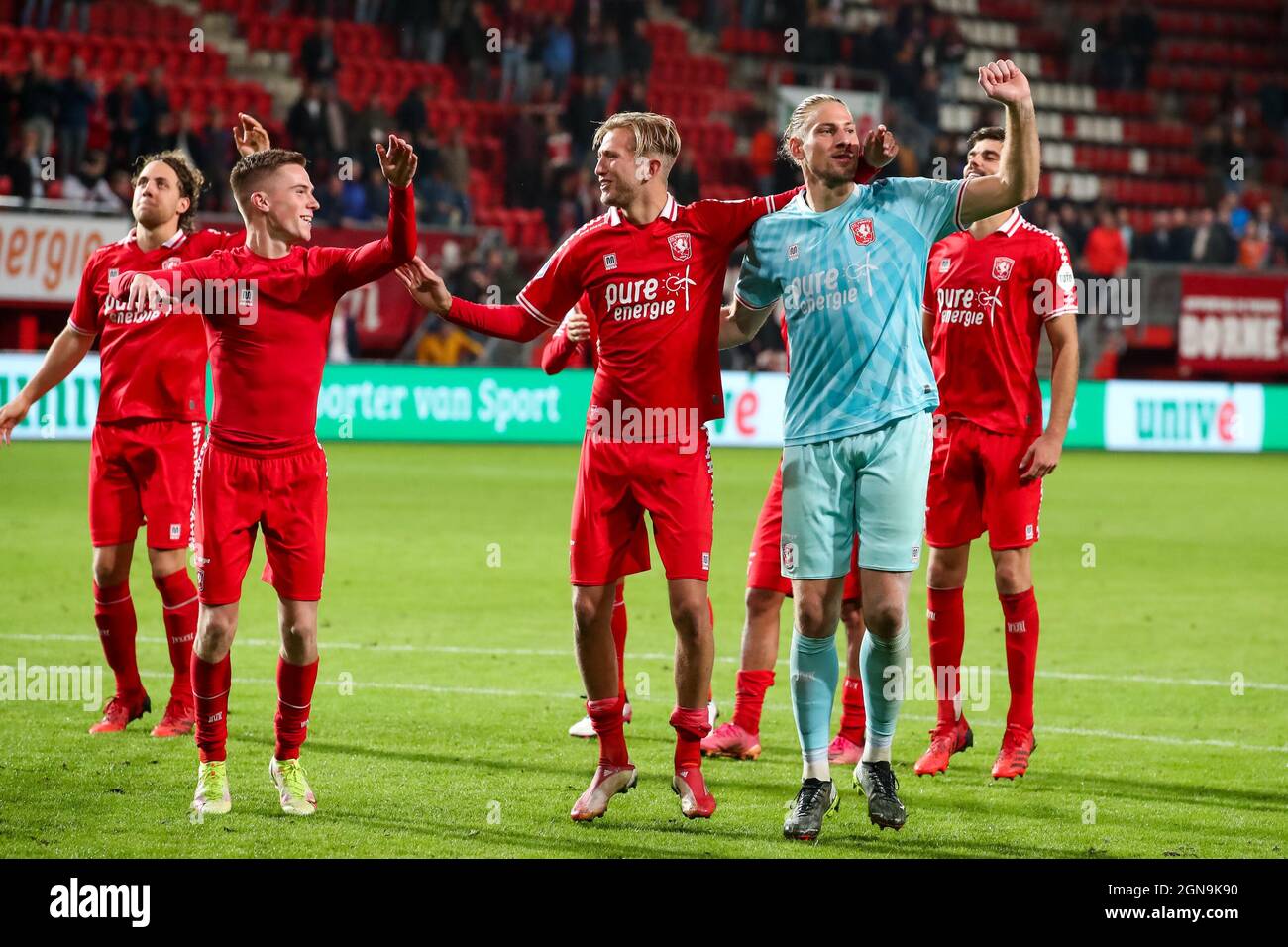 ENSCHEDE, PAYS-BAS - SEPTEMBRE 23 : Daan Rots du FC Twente, Michel Vlap du FC Twente et Lars Unnerstall du FC Twente leurs côtés gagnent lors du match néerlandais Eredivisie entre le FC Twente et AZ à de Grolsch Veste le 23 septembre 2021 à Enschede, pays-Bas (photo de Marcel ter Bals/Orange Pictures) Banque D'Images