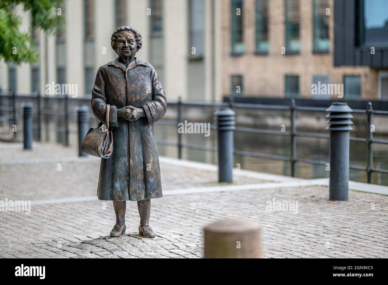 La sculpture « l'Auntie suédoise » de Susanna Arwin dans le paysage industriel de Norrköping, en Suède, a été inaugurée le 16 septembre 2021. Banque D'Images