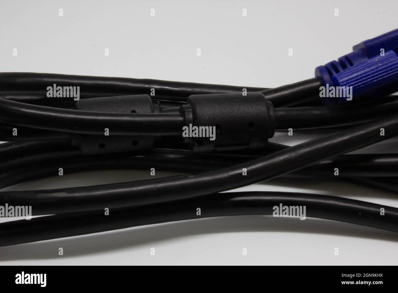 Câble de moniteur VGA. Deux extrémités bleues et câble noir. Câble du dispositif de surveillance. Banque D'Images