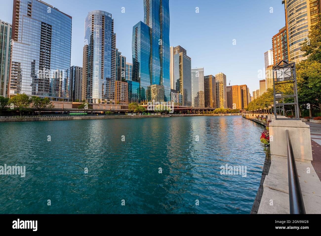 Le Chicago Riverwalk à Dawn Banque D'Images