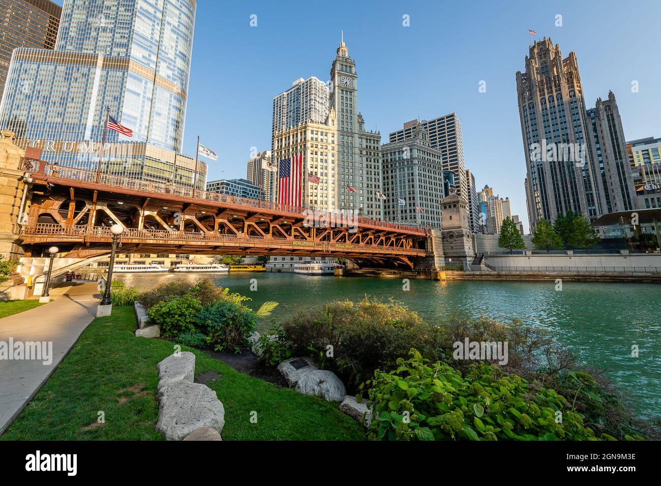 Le Chicago Riverwalk à Dawn Banque D'Images