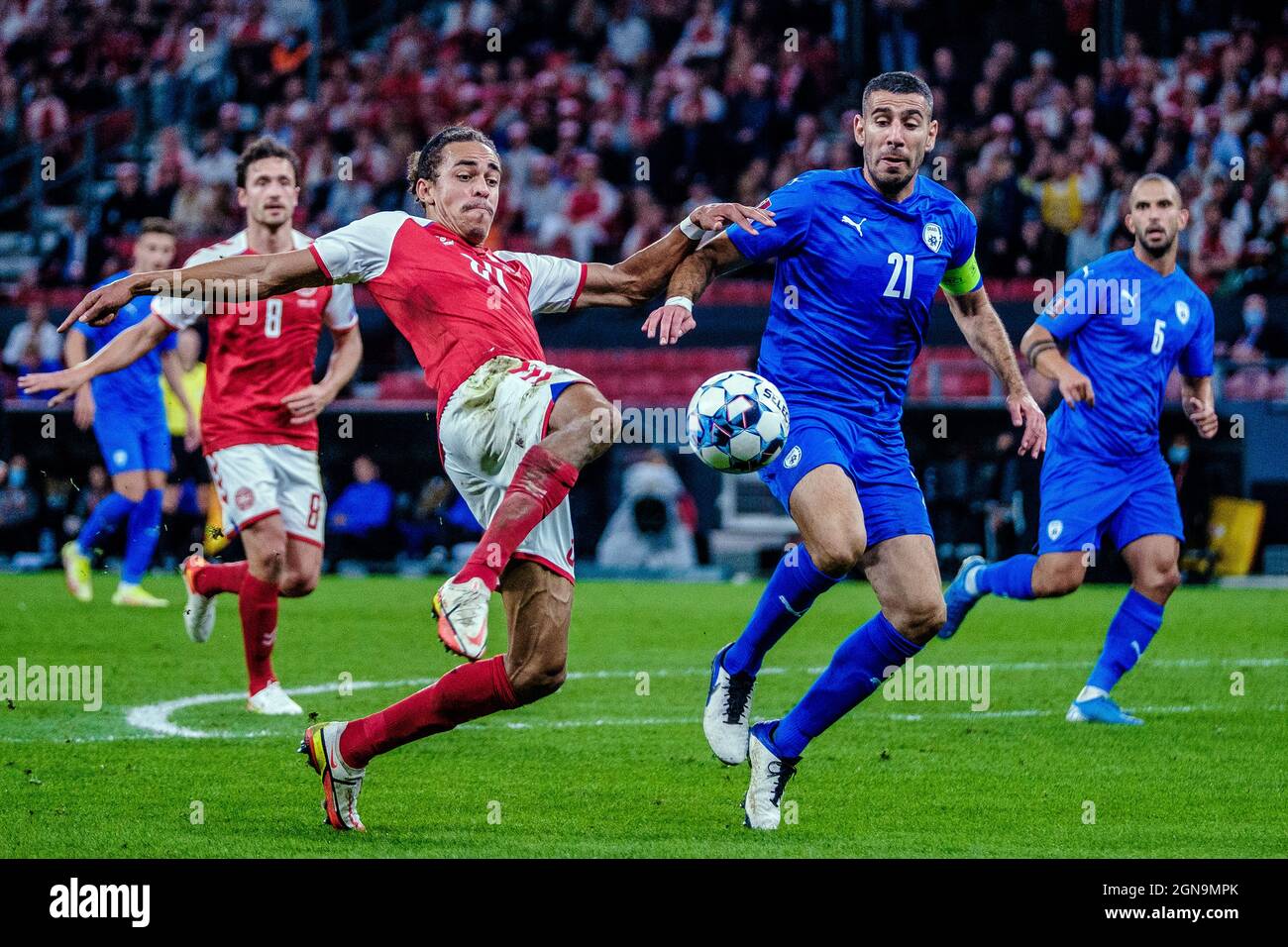 Copenhague, Danemark. 07e septembre 2021. Yussuf Poulsen (20) du Danemark et Eitan Tibi (21) d'Israël vus pendant la coupe du monde de l'UEFA entre le Danemark et Israël à Parken à Copenhague. (Crédit photo: Gonzales photo - Robert Hendel). Banque D'Images